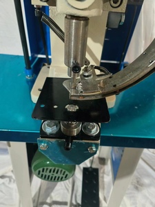 Poinçonneuse automatique d'oeillets de calendrier Perceuse de trous de sacs <span class=keywords><strong>à</strong></span> grande vitesse Machine Gormmet <span class=keywords><strong>à</strong></span> tête unique Poinçonneuse d'oeillets - Product Image 4
