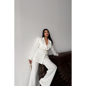 Conjunto de Traje Blanco para Mujer con Chaqueta y Pantalones con Detalle de Cinturón de Cadena, Combinación Perfecta - Product Image 3