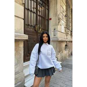 Sweat-shirt et sweat à capuche gris brodé pour femme - Product Image 5