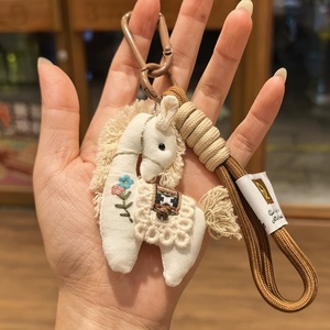Porte-clés de voiture et dragonne de téléphone en forme d'animal mignon 2026, poupée en peluche 3D, breloque de sac à main pour femme, accessoires vestimentaires, porte-clés cheval en tissu fait main - Product Image 5