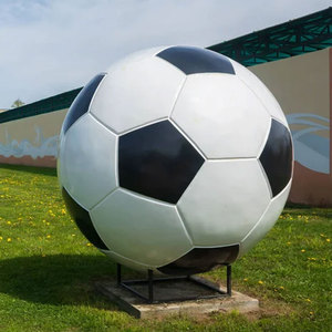 Estatua de escultura de balón de fútbol de fibra de vidrio icónica de gran tamaño hecha a medida - Product Image 1