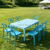 Table rectangulaire bleue, rose et blanche avec chaises à dossier arqué, idéale pour la location événementielle, les fêtes d'anniversaire, l'intérieur et l'extérieur