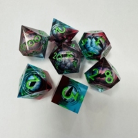 Vente en gros de dés polyédriques en résine œil de dragon D6 D8 modernes, durables et gravés sur mesure pour les jeux de rôle et de table