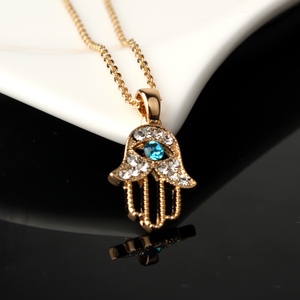 Collana con ciondolo Hamsa a mano con occhi piccoli in cristallo turco - Product Image 4