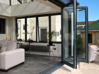 Porte pliante moderne pour patio, cadre en alliage d'aluminium, double vitrage, pliage fluide, pour terrasse, jardin, complexe hôtelier, utilisation en projet de construction extérieure