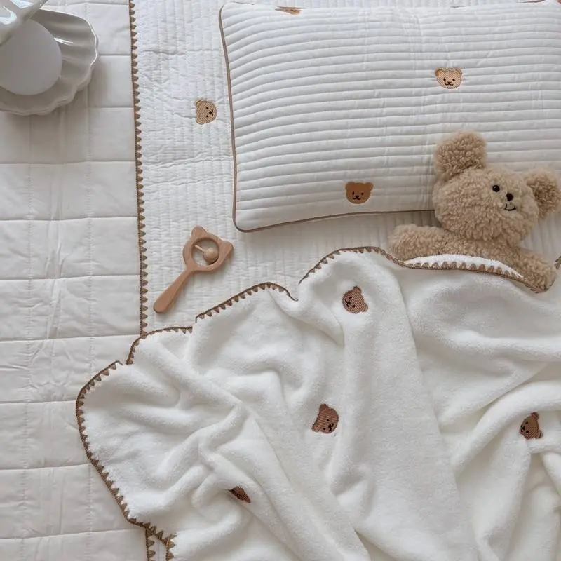 Антистатическое комфортное одеяло для новорожденных из кораллового флиса с вышивкой медведя