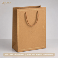 Sac en papier personnalisé OEM avec poignée en corde de coton torsadée, bordure gaufrée à l'or, pour boutique de vêtements et cadeaux