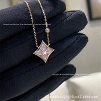 Kalung Bunga Berujung Runcing Bentuk Berlian Emas V Kelas Atas untuk Wanita, Elegan, Motif Semanggi Berdaun Empat, Rantai Bambu Cangkang Putih Merah Muda