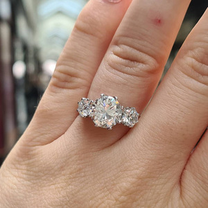 Anello con Tre Pietre di Zirconia per Donne, Stile Europeo, Gioiello da Dito alla Moda per Uso Quotidiano, Feste, Appuntamenti, Regalo - Product Image 3