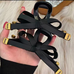 Pince à Cheveux Nœud Papillon Noir Élégante, Design de Niche Populaire, Vente Chaude 2026, Luxe Léger, Bijou de Mode pour Femme - Product Image 3