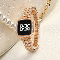 Montre électronique carrée pour femme, style élégant et discret, avec diamants incrustés, bracelet en acrylique, tactile, décontractée et tendance