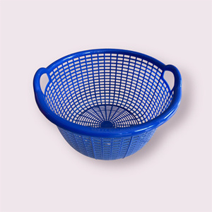 Panier multifonction moulé pour le transport et le service de fruits de mer (poissons, crevettes, huîtres) avec poignée et fonction de découpe - Product Image 3