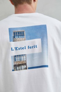 Camiseta Blanca Unisex Extra Grande 100% Algodón Talla S, Diseño Imperio Shop Lestel Ferit con Arquitectura de Barcelona, Estilo Femenino - Product Image 3