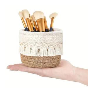 Panier de rangement en corde de coton style bohème avec pompons, support rond pour pinceaux de maquillage, organisateur de bureau en macramé - Product Image 3