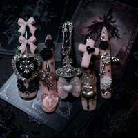 Art des ongles fait main avec un style dentelle pour les jeunes filles de l'ère Y2K. Manucure artisanale avec autocollants amovibles.