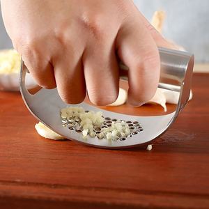 2 in 1 Stainless Steel Manual Garlic Press Mincer Bottle Opener Home Kitchen Gadget Wholesale for Cutting Peeling Metal Tool - Product Image 3