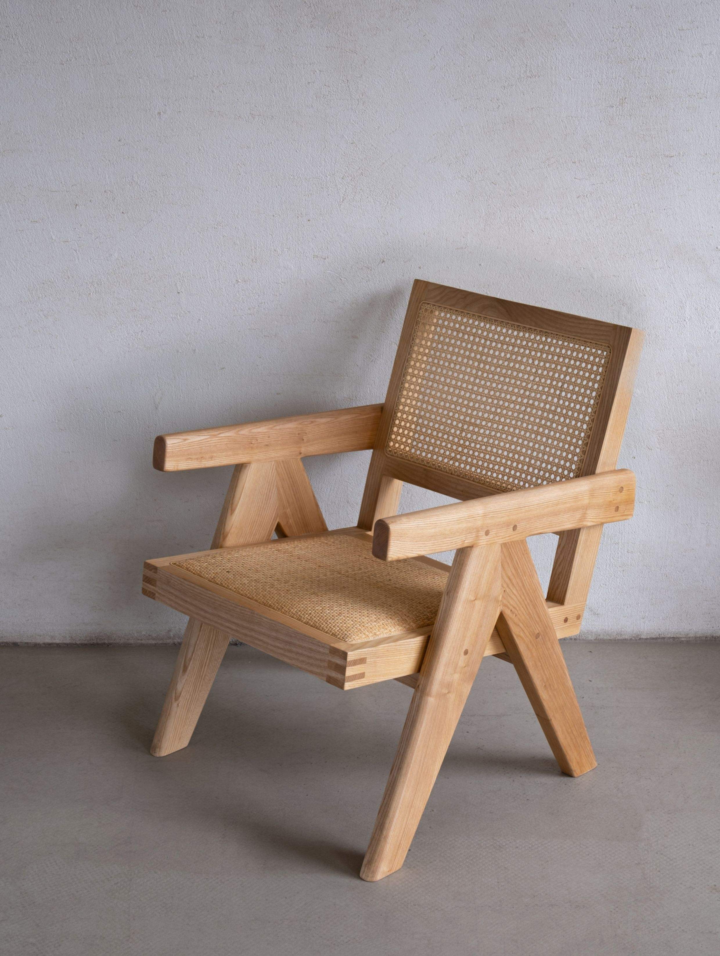 Pas de fauteuil-base de cadre en frêne en rotin naturel-couleur ancienne