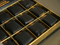 OEM Großhandel Benutzerdefiniertes Logo Premium-Qualität Lebensmittelechte Starre Geschenkboxen mit Prägung für VIP-Männer Schokoladenverpackung (Recycelbar)