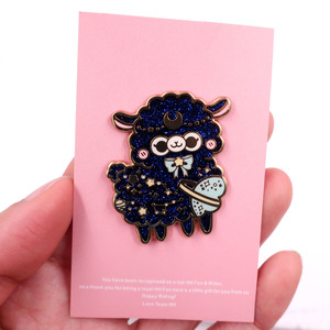 Broches personnalisées en émail pailleté Kawaii, badges métalliques mignons de mouton de dessin animé, épingles de revers agneau lune étoilée, vente en gros - Product Image 2