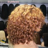 Perruque brésilienne en cheveux vierges Remy bouclés, longueur moyenne, densité 250 %, sans colle, logo personnalisé, couleur blond gingembre 4/30/4, modèle RM