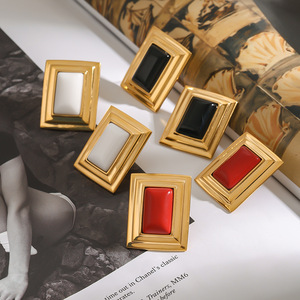 Boucles d'oreilles clous en acier inoxydable plaqué or 18 carats, agate noire carrée sertie clos, design géométrique, bijoux de mode - Product Image 3