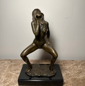 Grande Scultura in Bronzo a Grandezza Naturale in Stile Europeo di una Donna Moderna e Bellissima - Product Image 3