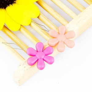 Colorido mano herramienta de costura flor hermosa forma de plástico de la aguja enhebrador - Product Image 5