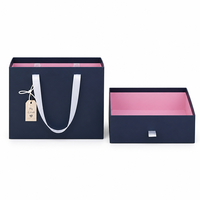 Coffret cadeau avec boîte tiroir, sac de shopping, extérieur bleu marine mat, intérieur rose blush, ruban satiné blanc, logo personnalisé, finition brillante, éponge