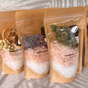 Sels de bain de l'Himalaya et sels d'Epsom avec des huiles essentielles : aromathérapie et bien-être, plus des fleurs séchées pour la régénération du corps et de l'âme - Product Image 4