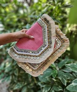 Sac Banjara en jute de haute qualité, design élégant, avec bandoulière chaîne, fait main, sac ethnique à porter sur l'épaule pour un usage quotidien, disponible à un prix raisonnable - Product Image 3