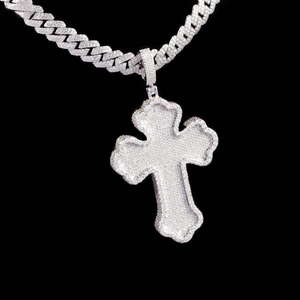 Pendentif croix unisexe en argent 925 plaqué or 18 carats, serti de moissanite VVS certifiée GRA, style hip-hop, taille brillant ronde, monture griffe. - Product Image 1