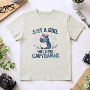 T-shirt da donna casual in cotone 100% con stampa DTF, traspirante e resistente, 210GSM - Solo una ragazza che adora le capibara - Product Image 1