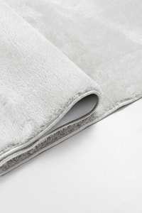 Alfombra Peluda Blanca Mars de 25 mm, Lavable, Suave, Antideslizante, Moderna, para Hogar, Apta para Mascotas, Insonorizante, 100% Poliéster - Product Image 4