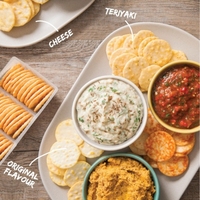 Fantásticas Galletas de Arroz con Crema Agria y Chile Dulce, Bocadillo Asiático Horneado, Ligero, Semiblando, Saboroso, Sin Gluten, Apto para Veganos, en Caja