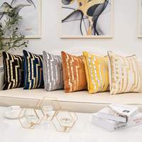 Housse de coussin en velours moderne européen, personnalisée, en cuir brodé, avec estampage doré, rayée, pour salon, canapé