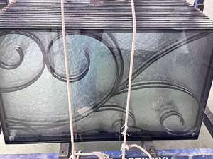 Tập trung vào nghề thủ công bằng sắt rèn phức tạp, có các mẫu cuộn hình chữ S thường thấy, với kính mờ. - Product Image 6