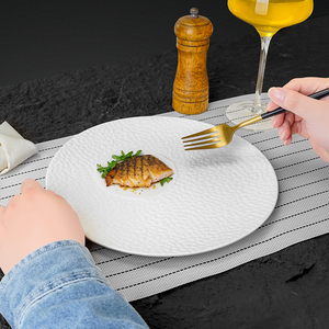 <span class=keywords><strong>Assiettes</strong></span> en céramique blanches de plat de service décoratif en porcelaine de texture martelée pour la présentation de nourriture commerciale de restaurant - Product Image 2
