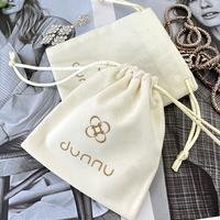 Pochette en velours en peluche beige doux avec logo personnalisé sérigraphie en soie emballage sac à poussière avec cordon de serrage pour cadeau