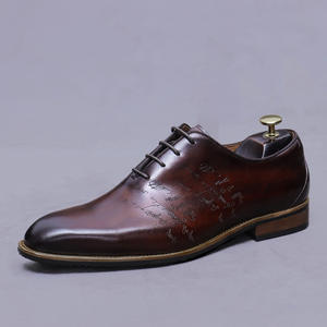 Chaussures en cuir rondes pour homme, sculptées à la main, de haute qualité, style britannique élégant, pour mariage et fête - Product Image 1