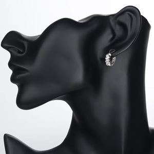 Pendientes de tuerca de moissanita VVS GRA de corte redondo con diseño de cola de pez de líneas simples, rellenos de oro de 14K, joyería de uso diario para mujer - Product Image 4