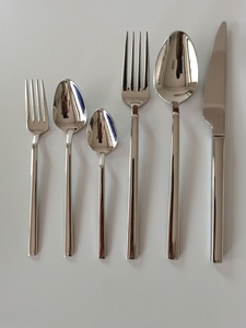 Ensemble de couverts en métal faits à la main avec une finition élégante pour les restaurants, les hôtels et la présentation contemporaine de la table à manger - Product Image 5