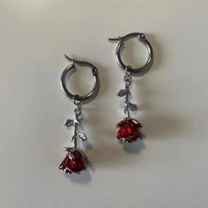 Boucles d'oreilles pendantes en métal en forme de rose rouge, bijoux fantaisie, été 2024 - Product Image 1