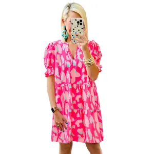 2024 도매 세련된 옷 사용자 정의 여름 핑크 추상 인쇄 퍼프 짧은 소매 계층 느슨한 원피스