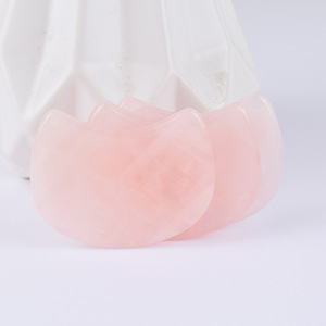 Forme de croissant Guasha Jade Quartz Rose naturel Gua Sha pierre corps utilisation outil de <span class=keywords><strong>grattage</strong></span> conception personnalisée - Product Image 1
