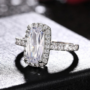 Bague pour femme Q505 avec diamant de laboratoire taille émeraude, style classique de fiançailles, bijoux en diamant synthétique - Product Image 3