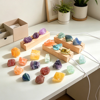 Lampe en pierre brute de fluorite naturelle et de quartz fraise sur base en bois pour la lithothérapie (vente en gros)