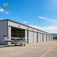Hangar et garage préfabriqués en acier sur mesure, panneaux muraux isolés, espace de bureau, conception de porte large, garantie de 5 ans
