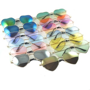 Lunettes <span class=keywords><strong>de</strong></span> <span class=keywords><strong>soleil</strong></span> mode pour femmes coeur Design or métal cadre UV400 Protection solaire alliage matériau ressort charnière <span class=keywords><strong>pas</strong></span> <span class=keywords><strong>cher</strong></span> dames nuances - Product Image 2