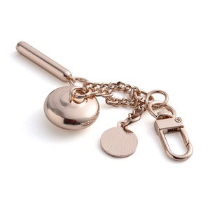 ผลิตและขายส่งจี้โลหะชุบทองแฟชั่นแบบ 3 มิติ พร้อมโลโก้สลักแบบนูนต่ำสำหรับพวงกุญแจ - Product Image 6