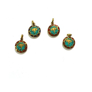Petits pendentifs amulette œil doré, tibétain, 14 pièces - Product Image 1